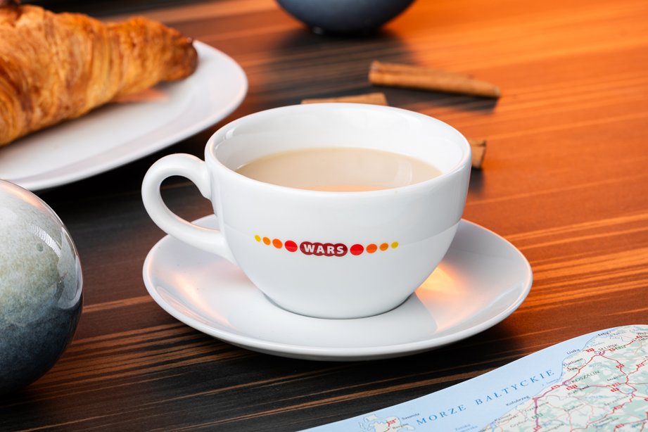 Porcelana z logo WARS w wagonie restauracyjnym PKP od Gastroprint