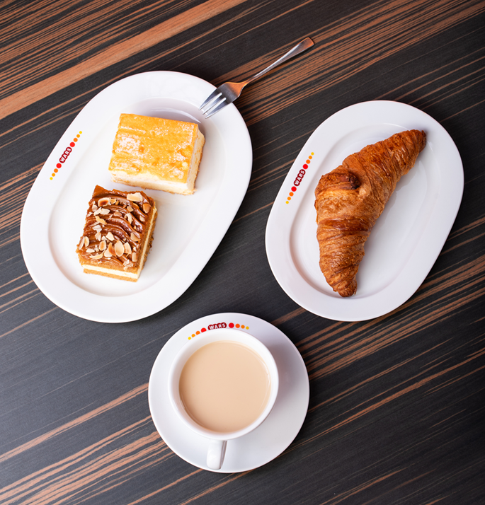 Detal trwałego nadruku na porcelanie z logo WARS wykonanej przez Gastroprint
